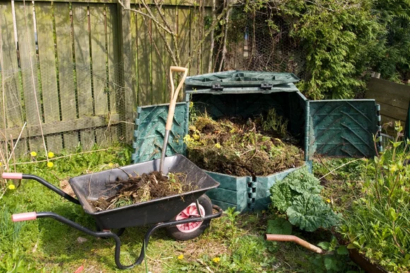 Komposttonne mit Schubkarre und Spaten
